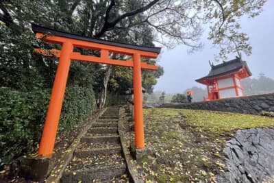 甘橘山　春日社」。現存する最古の春日造りを残す奈良・円成寺の春日堂を移した小さな社殿。春日大社から勧請したれっきとした社だ