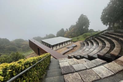 京都・清水寺の舞台と同じ檜の懸造り（かけづくり）の上に光学ガラスを敷き詰めた舞台。観客席はイタリアのフェレント古代ローマ円形状遺跡を実測し再現したものだ