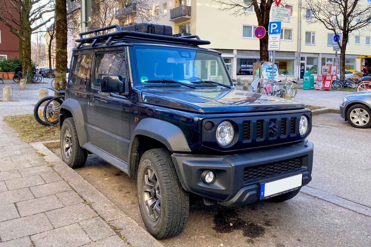 スズキ ジムニーのルーフにリモワのスーツケースが載っていましたが、盗難が心配です
