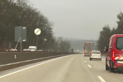 ドイツのアウトバーンの速度制限解除区間。追い越したら必ず走行車線へ戻るのがスマートな運転