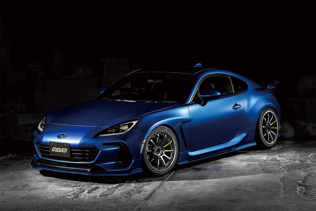 スバル「BRZ」の足元は「グラムライツ」の限定色でキマり