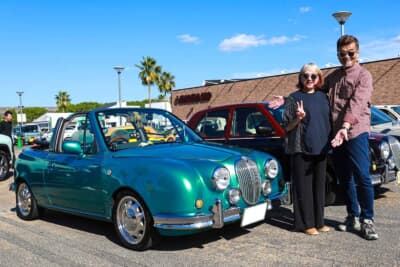 1997年式の光岡 ビュート コンバーチブルとオーナーの山田めぐみさん。隣はご主人の穣司さん