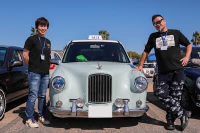 2000年式の光岡 ユーガとオーナーの“しろやぎ”さん（左）。隣はご主人の“組長”さん（右）