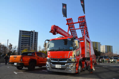 ふそうの大型トラックの荷台を利用して45度の急坂が人工的に再現されている