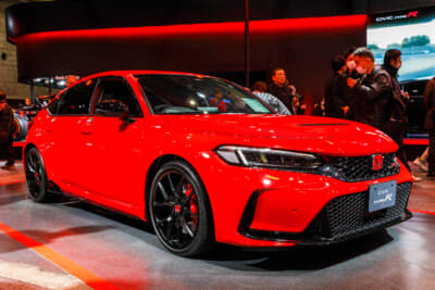 ホンダ シビック タイプR レーシングブラックパッケージ:より運転に集中できる環境づくりとしてブラックのシート表皮やフロアカーペットなど、ブラックを基調としたインテリアとしている