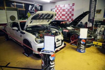 ミーティング会場はクルマドーカスタムファクトリー。店内には東京オートサロンに出展した歴代のデモカーが展示され注目を集めた