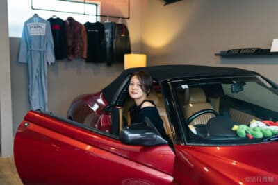 YUちゃんと愛車であるアルファ ロメオ916スパイダー。YUちゃんはスパイダーを長年ずっと溺愛してるような感じ。そういうところ、いいなーと思う