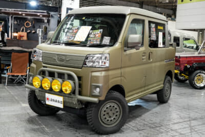 ダイハツ アトレー デッキバン：見るからに頑丈そうなガード類と、カーキ系のボディカラーが軍用車らしい雰囲気を強調