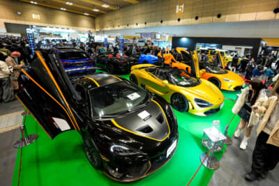 マクラーレン 620R（左）は世界350台限定、日本には11台のみデリバリーされた