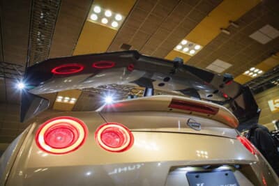 R35 GT-R MY24 EDITION WIDEBODY：リアスポイラー＋GTウイングが取り付けられる