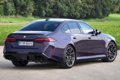 BMW M5：Mモデル専用4WD（M xDrive）を搭載、DSCオフ時には後輪駆動モードもセレクト可能となっている