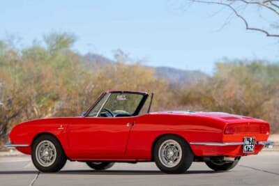 2万8000ドル（邦貨換算約425万円）で落札されたフィアット「850スパイダー」（C）Bonhams