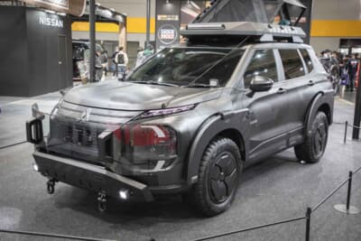 三菱 アウトランダーPHEV ナイト シーカー コンセプト:ボディを1周ぐるりと囲むブラック色の大型プロテクターを装着