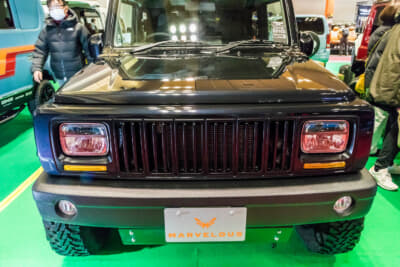 スズキ ジムニーシエラ:縦格子のグリルと角目2灯ヘッドライト、そしてヘッドライト下の角形ウインカーにしている