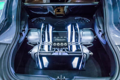 トヨタ GRスープラ:トランク内にエアサスの動作に必要となるコンプレッサーやエアタンク、バルブシステム、配管などが美しくディスプレイされていた