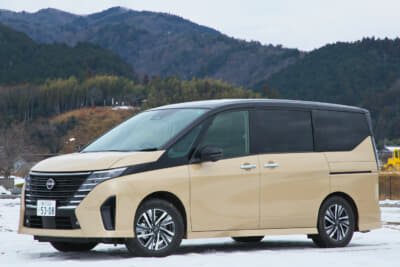 日産 セレナe-POWER ハイウェイスターV 4WD車：2024年10月の一部改良で、e-POWER車に電動駆動4輪制御技術「e-4ORCE」を搭載した4WD車を追加。同年11月から発売となった
