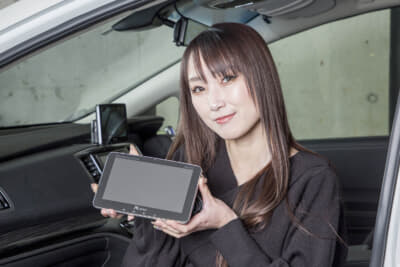 「スーパースリムAHDモニターSSM-W7.0」は、WXGA（Wide-XGA）規格、AHD入力に対応し、高精細映像を実現した7インチ車載モニターです