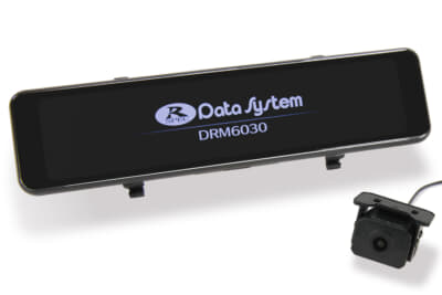 デジタルルームミラーDRM6030は、フルハイビジョン（1920×1080）の後方カメラが映す映像を11V型ワイドモニターに高精細表示できるルームミラー型モニター