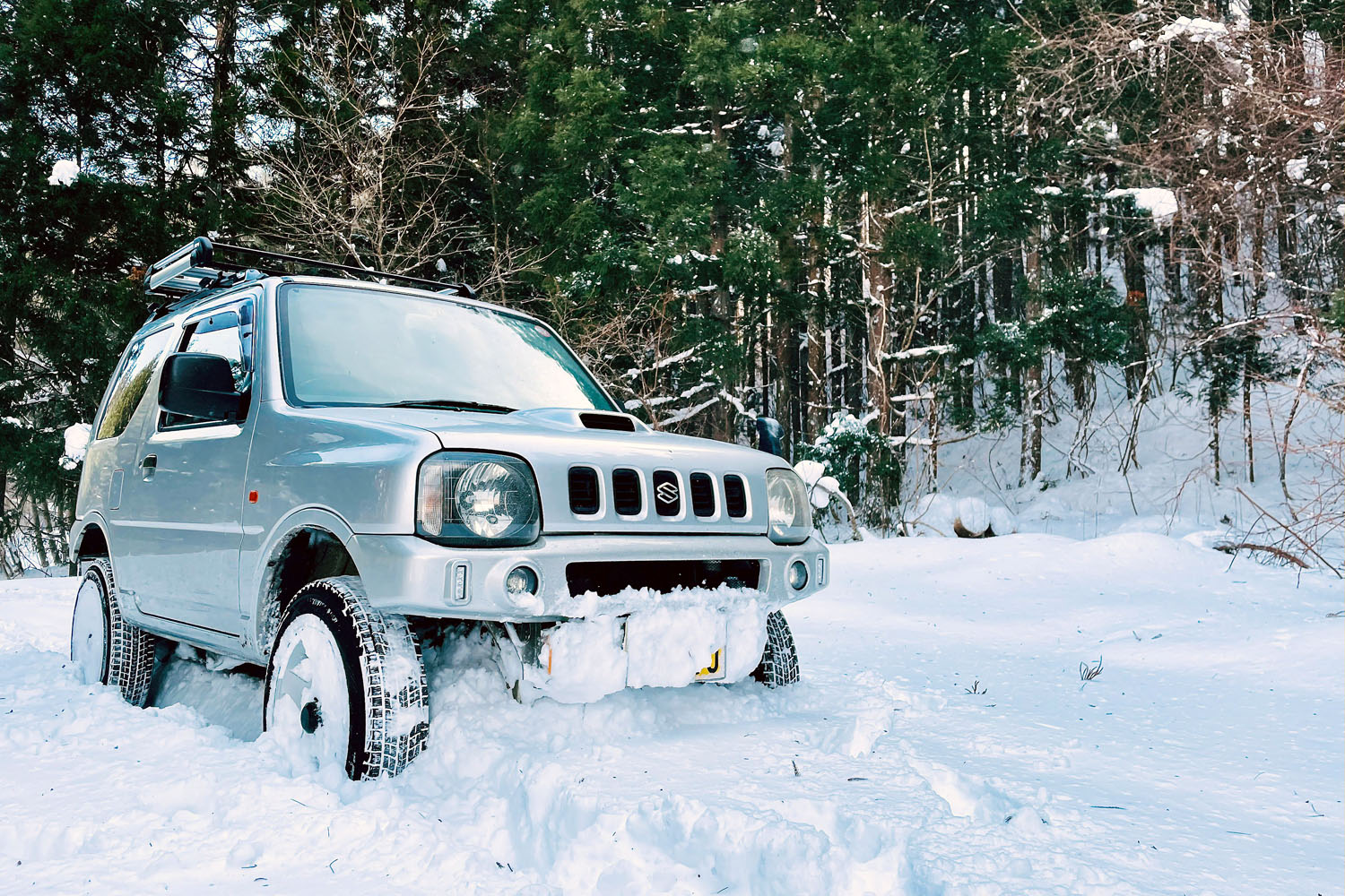 スズキ「ジムニー」は雪山での力強い味方！ ウインチ装着で雪深い山奥でも安心です【おとなの山遊びVol.23】 | AUTO MESSE  WEB（オートメッセウェブ） 〜クルマを文化する 〜