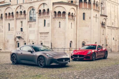 マセラティ グラントゥーリズモ トロフェオ(右)は3L ツインターボV6 ネットゥーノエンジンを搭載する