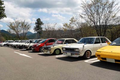 日産 スタンザ、マイクラC＋Cといった珍しいクルマと、トヨタ カローラ、マツダ ロードスターといった人気車が同じ場所に並んだ
