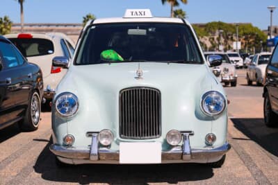 光岡 ユーガ：フェンダーの延長線上に配置された丸いヘッドランプ、グリルやボンネットマスコットなど、正面から見ると可愛らしい往年のロンドンタクシーそのもの