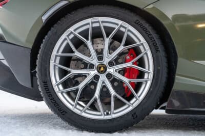 ランボルギーニのオフィシャルテクニカルパートナーであるブリヂストンの特注のブリザックLM005を装着