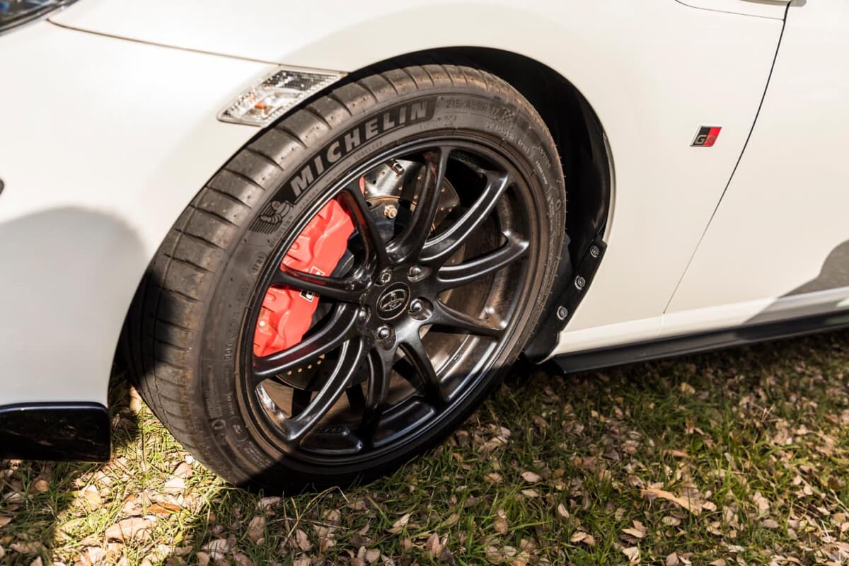 トヨタ 86 GR：86 GR純正ホイールやブレーキシステムなどは、変更せずにそのまま使用している