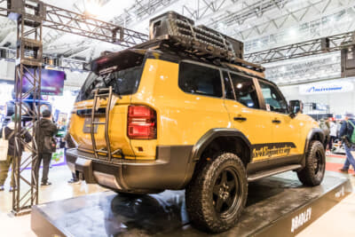 トヨタ ランドクルーザー250：Aピラー付け根からブラックに塗り分けられ、側面にはロゴの入るサンドカラーのボディ