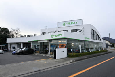 トラスティではBMW専門の本店の他、横浜店と厚木店の計3拠点で在庫数は300台以上を誇る