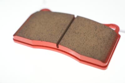 「ST」ストリート・ワインディング用パッド。モデルによっては摩材の見直しも行なわれた