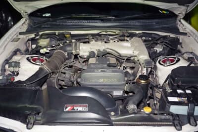 トヨタ スープラ：3L NAの2JZエンジン。燃費は7〜8km/Lと決してよくないが、ターボに比べればまだマシだと割り切る。吸気系や冷却系はノーマル