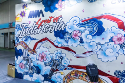 ブース背面には、インドネシアの伝統的な「バティック」の柄と、日本の桜や雲といった柄をミックスした背景画