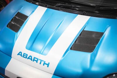 アバルト 595：ボンネットにはダクトが設けられている
