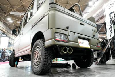 ダイハツ アトレー デッキバン：リアのバンパーやアオリもラプターライナーで塗装。傷を防ぎつつドレスアップもできる