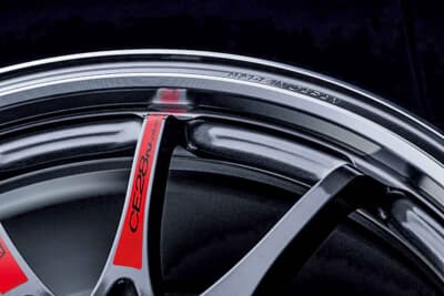 レイズ ボルクレーシング CE28NプラスSL：リムのウェル部やセンターサークル部のダイヤモンドカット仕上げは、少しでも軽量化を追求するためのSLモデル流のこだわりだ