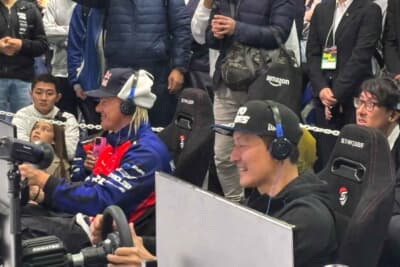 東京オートサロン2025の会場では、川畑真人選手、Mad Mike選手がeスポーツ公開バトルに参加