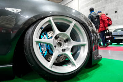 マツダ NB型 ロードスター:こだわりのP1レーシングはブラッシュド加工とパウダー塗装でシックに仕上げられている