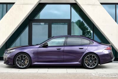 BMW M5：フェンダーはベースモデルよりフロント75mm、リア48mmワイドに仕立てられた
