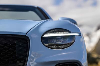 ベントレー コンチネンタル GTC：水平ラインの入ったシングルヘッドライトには、120個のLEDを用いたマトリクスライトを備える