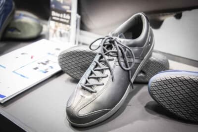 新製品の「ベアクラッチL」は、足なじみの良い天然皮革を採用することで、よりフィット感を高めたシューズになっている