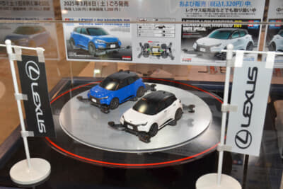 レクサスLBX MORIZO RRのミニ四駆はボディカラーが白と青の2色が用意されるが、一般の模型店などで売られるモデルは青。白いボディはレクサス販売店など、ディーラー専用取扱モデルとなるとのこと
