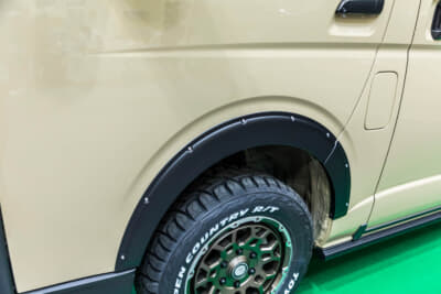 トヨタ ハイエース スーパーGL：じつはサスペンションは純正のまま。腰高に見えるのは、オーバーフェンダーの視覚的な効果だ