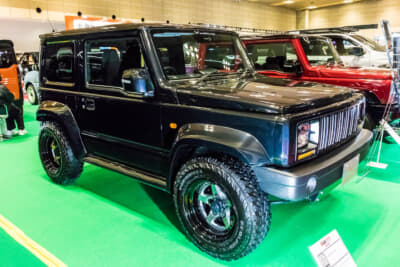 スズキ ジムニーシエラ:シエラの純正オーバーフェンダーをチョイスしたスタイルで、ダウンサスを使用して若干車高を下げている