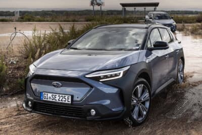 スバル ソルテラ：セーフティカーはスーパーバイク世界選手権の各セッションの前にトラックコンディションをチェックし、トラブルなどが発生した場合に迅速に対応し、レースの安全性を維持する上で重要な役割が与えられている