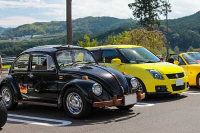 世界的に人気のVW初代ビートル タイプ1と、日本生まれで海外でも高評価のスズキ スイフト。同排気量のカテゴリーが生んだ名車たち
