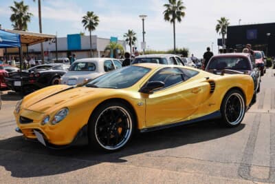 光岡 オロチ:フロントフェイスからフェンダー、ルーフを通ってリアエンドまで流れるスタイリングは、デザイナーの青木孝憲氏の手腕によるもの