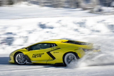 ランボルギーニ・アカデミア・ネーヴェの参加者は技術的な練習や高度な操作を行い、グリップの低い路面でのランボルギーニ・モデルのパワー、トラクション、敏捷性などを体験した