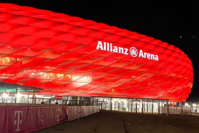 FCバイエルン・ミュンヘンのホームゲームのときは赤いライトで照らされます。この壁面は日本の旭硝子製