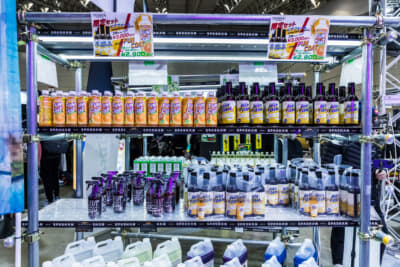 最近はエンジンオイルの添加剤なども販売しており、カーケアにまつわるものなら、なんでも揃ってしまう